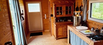 Tinyhouse idyll: nature & chickens