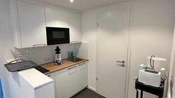 Kühlschrank, Mikrowelle, Herdplatte, Wasserkocher mit Kaffee-/Teezubehör