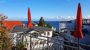 A coastal building with a red roof, white walls, and red umbrellas. - Alter Reichshof, App. 302 - with balcony and sea view - Alter Reichshof, App. 302 (Sassnitz auf Rügen)