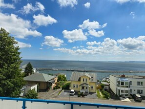 Ein Küstenwohngebiet mit Häusern, einem Yachthafen und freiem Blick auf das Meer.
