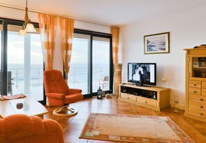 TV, stereo - Villa Friede-Marie, App. Meeresidyll - with wonderful Baltic Sea view and balcony (Sassnitz auf Rügen)