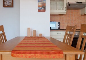 Dining - Villa Friede-Marie, App. Meeresidyll - with wonderful Baltic Sea view and balcony (Sassnitz auf Rügen)