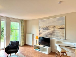 TV - Vacation apartment Max - vacation in a quiet location with dog (Neddesitz auf Rügen)