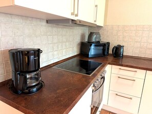 Coffee/tea maker, fridge, microwave, oven - Vacation apartment Max - vacation in a quiet location with dog (Neddesitz auf Rügen)