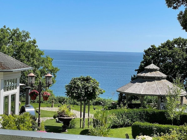 A coastal view with a gazebo, a white building, and a garden with a fountain. - Villa Seestern, apartment 1 - pure sea view! - Villa Seestern, vacation apartment 1 - (Sassnitz)