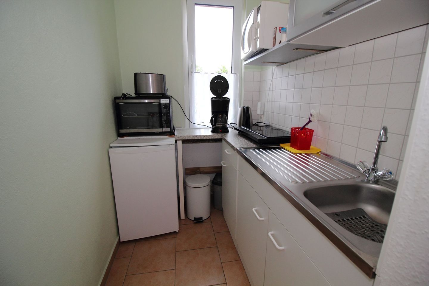 Wasserkocher mit Kaffee-/Teezubehör, Kühlschrank, Mikrowelle, Ofen