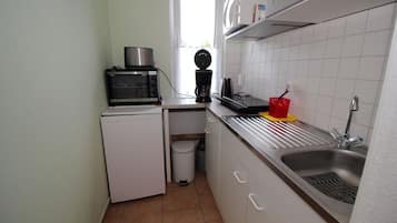 Wasserkocher mit Kaffee-/Teezubehör, Kühlschrank, Mikrowelle, Ofen