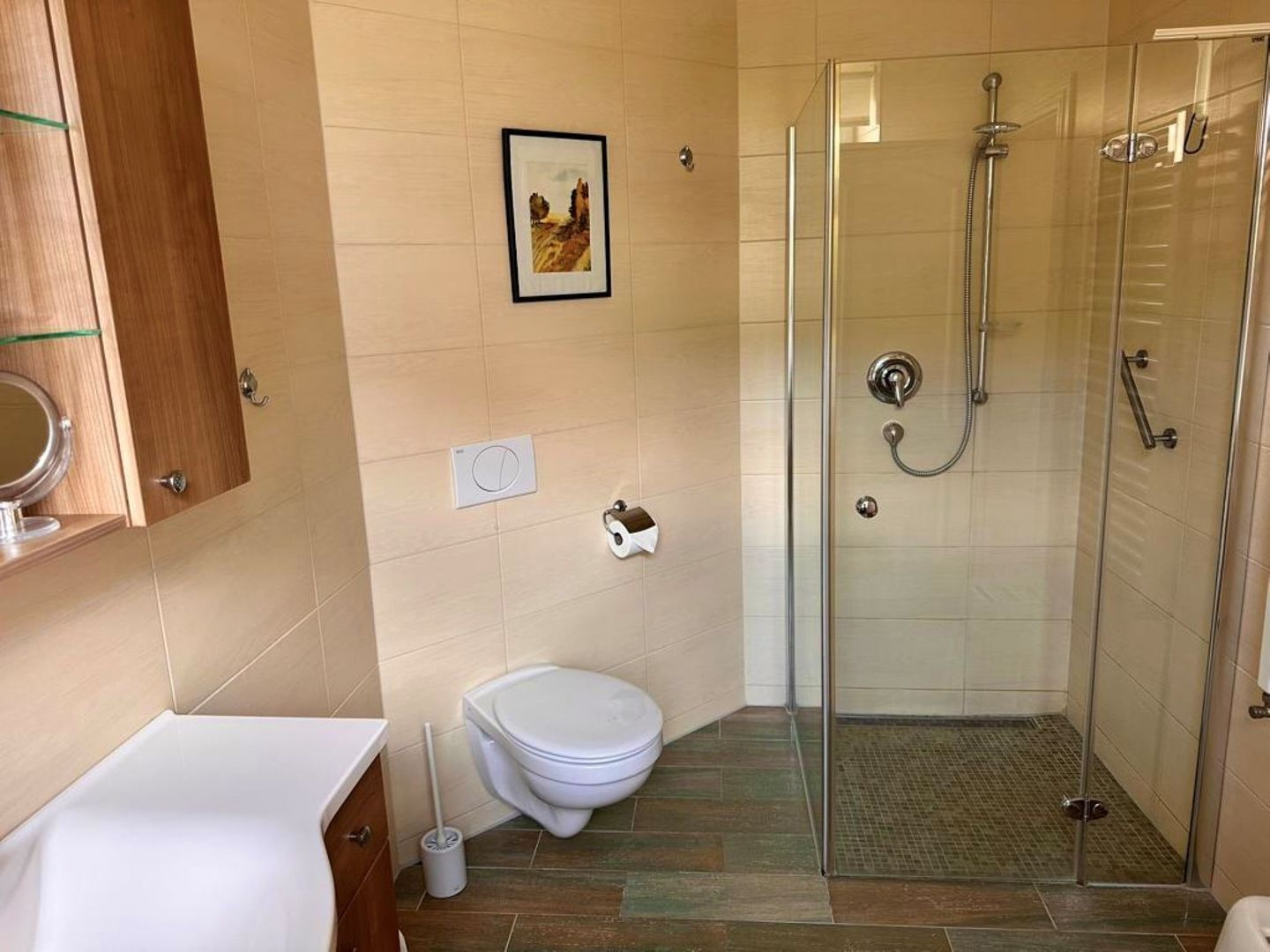 Une salle de bain avec des toilettes, une douche et un lavabo.