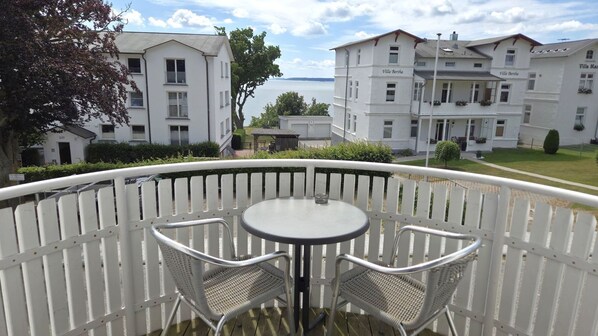 Outdoor dining - Apartment with Ocean View and 2 Balconies, Villa Monika, Apt. 7 - Villa Monika, Apt. 7 (Sassnitz auf Rügen)