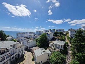 Eine Küstenstadt mit weißen Häusern, Kopfsteinpflasterstraßen und freiem Blick auf das Meer.