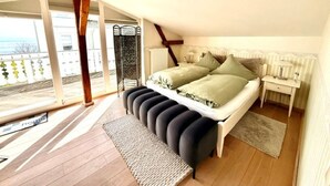 Una camera da letto con un letto, comodini, una finestra vista e un balcone.