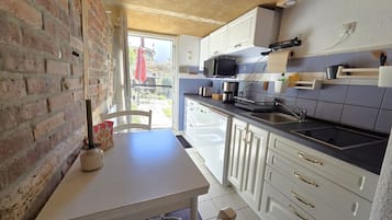Wasserkocher mit Kaffee-/Teezubehör, Kühlschrank, Mikrowelle, Herdplatte