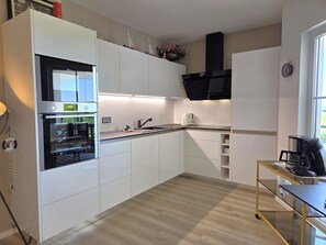 Wasserkocher mit Kaffee-/Teezubehör, Kühlschrank, Geschirrspüler