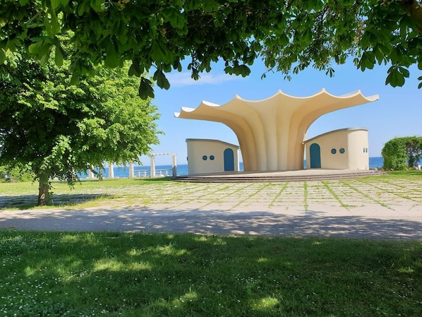 Ein Park mit einer markanten Architektur, einem zentralen Platz und zwei kleineren Gebäuden.