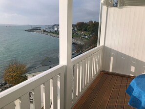 A balcony with a view of the sea and a coastal town. - Fürstenhof, App. 304 - First row by the sea - Fürstenhof, App. 304 - Front row, (Sassnitz auf Rügen)