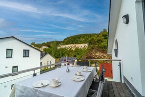Outdoor dining - Villa am Kreidebruch, FeWo OstseeWeitblick - panoramic view of the Baltic Sea (Sassnitz auf Rügen)