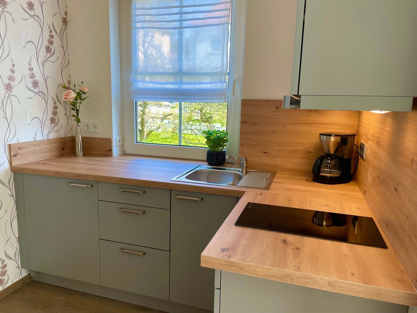 Coffee/tea maker, fridge, microwave, stovetop