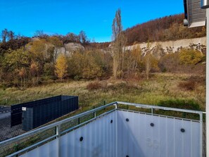 Ein Blick auf eine natürliche Landschaft mit Bäumen und einer Felswand.