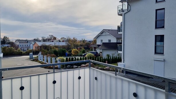 A residential building with a gated entrance, a small garden area, and a clear view of the street. - Ferienhaus Zum Kreideblick, FW Seepferdchen - Holiday home Zum Kreideblick, (Sassnitz auf Rügen)