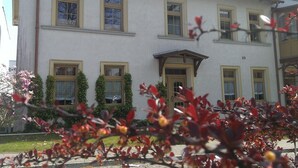 A multi-story building with a symmetrical facade, multiple windows, and a central entrance. - Apartment 2 Otto - in the center of Sassnitz - Apartment 2 - only (Sassnitz auf Rügen)