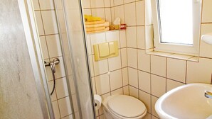 A bathroom with a shower, toilet, and sink. - Ferienzimmer am Försterberg - Holiday room Am Försterberg, on the edge of the (Lohme OT Hagen)