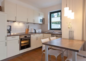Wasserkocher mit Kaffee-/Teezubehör, Kühlschrank, Mikrowelle, Ofen