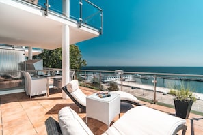 A balcony with outdoor furniture, a view of the sea, and a clear sky. - Villa Friede-Marie, App. Baltic Sea view - with fantastic sea view - Villa (Sassnitz auf Rügen)