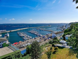 A marina with boats docked, a pier, and a building with a flat roof. - Villa Friede-Marie, App. Ariane - with balcony and fantastic sea view - Villa (Sassnitz auf Rügen)