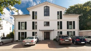 Un bâtiment à deux étages doté d’une entrée centrale, de nombreuses fenêtres et d’une enseigne indiquant « Villa Friede-Marie ».