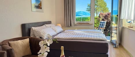 WiFi, bed sheets