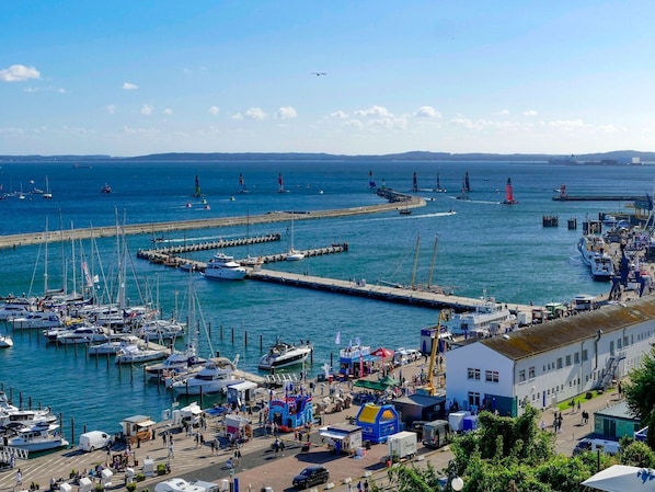 A marina with boats docked, a pier, and a building with a staircase leading to a dock. - Vacation apartment Little Sea Lion (Sassnitz)