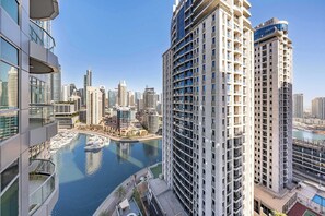 Ein Hochhaus mit einer Marina und weiteren Hochhäusern im Hintergrund.