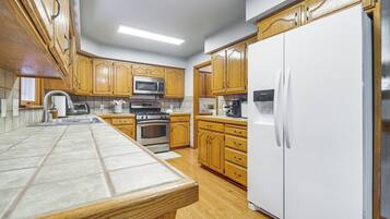 Geladeira, micro-ondas, cooktop, lava-louças
