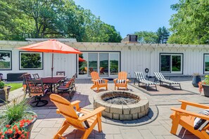 Outdoor dining - Maumee River Retreat! Apt w/ Fire Pit + Patio (Perrysburg)