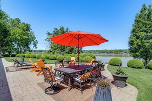 Outdoor dining - Maumee River Retreat! Apt w/ Fire Pit + Patio (Perrysburg)