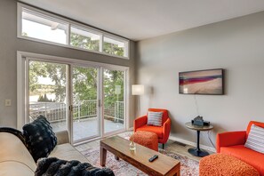 Ein Wohnzimmer mit Sofa, Sessel, Couchtisch und einem Bild an der Wand.