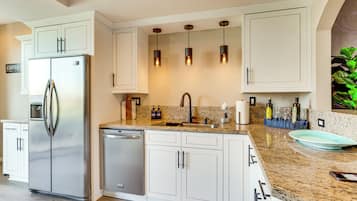 Coffee/tea maker, fridge, microwave, stovetop