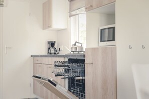 Private kitchen - Picturesque Overijssel Veranda Lodges (Zuna)