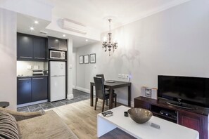 TV - Maximum 2 people and kids under 6 stay for free (Cape Town)