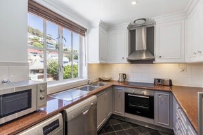 Coffee/tea maker, fridge, stovetop, cookware/dishes/utensils - Maximum 2 people and kids under 6 stay for free (Cape Town)
