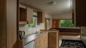Kühlschrank, Herdplatte, Wasserkocher mit Kaffee-/Teezubehör