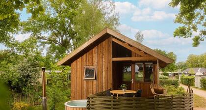 Chalet au bord de l'eau à Zuna, sous le soleil