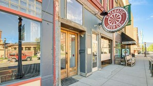 Liiketila, jonka edessä on kyltti, jossa lukee Katabatic Beer Co., ja jonka yhteydessä on meksikolainen ravintola sekä selvästi näkyvä sisäänkäynti.