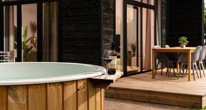 Premium Lodge with Hot Tub & Sauna for 5