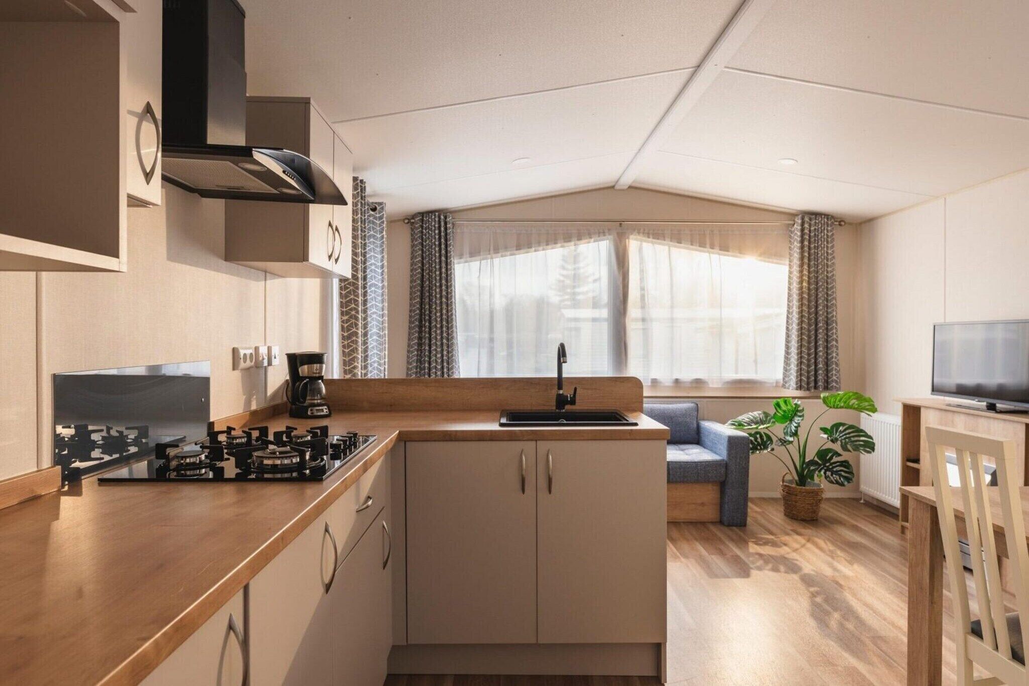 Frigorífico, placa de cocina, cafetera o tetera y utensilios de cocina