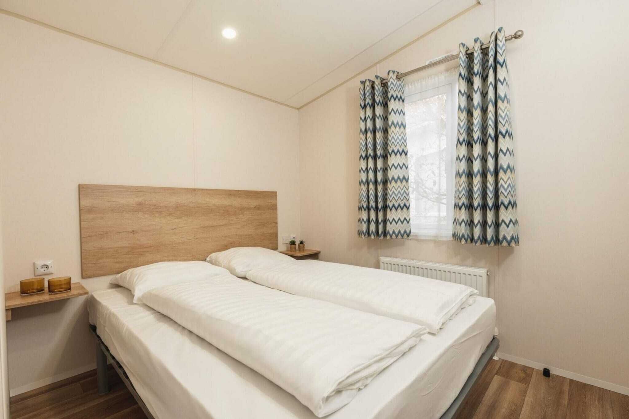 Travel cot, free WiFi