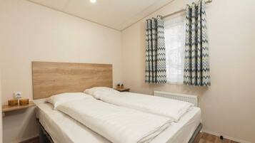 Travel cot, free WiFi