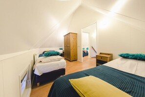Room - Sanctuary with Shared Meadow Gardens (Zuna)