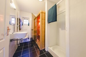 Shower - Sanctuary with Shared Meadow Gardens (Zuna)