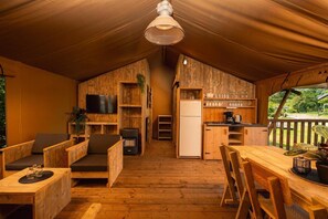 Een gezellig houten interieur met een eethoek, keuken en zithoek.
